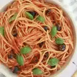 SPAGHETTI WITH SPICY TOMATO SAUCE AND OLIVES