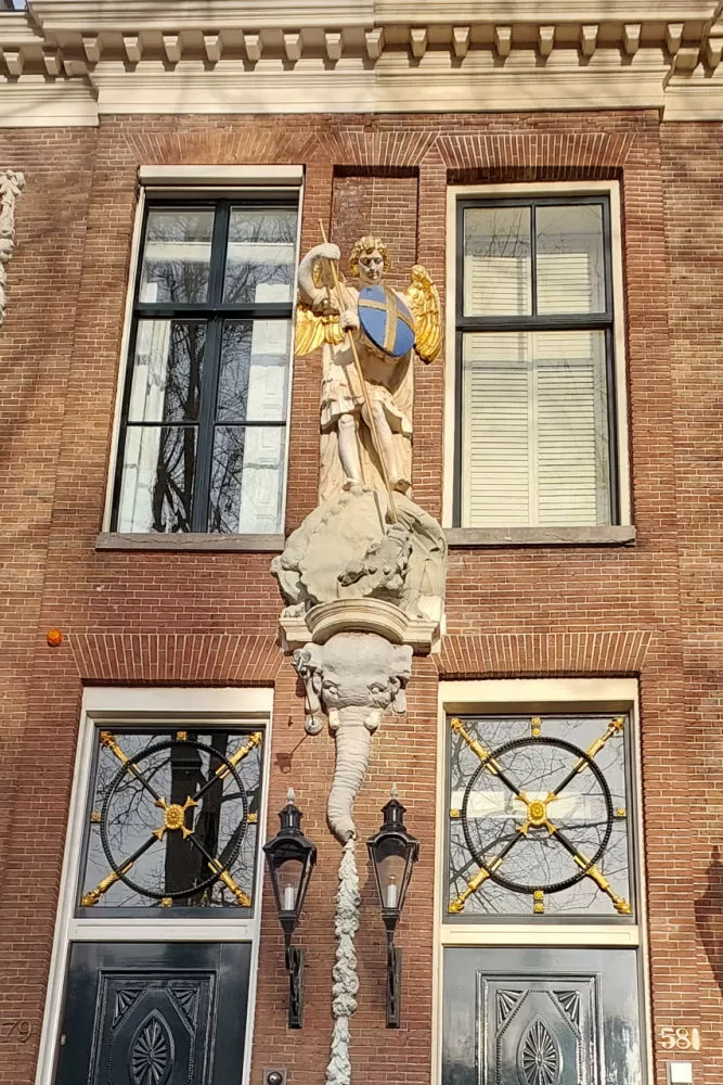 San Miguel el dragón y el elefante. Caminata por el Herengracht en Amsterdam.
