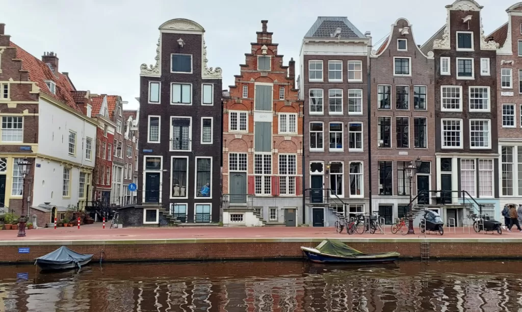 a guide to explore the canal houses of amsterdam by foot