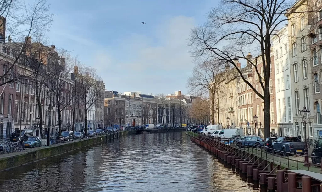 La curva dorada en el Herengracht. Caminata Itinerario a pie por los canales de Ámsterdam en Holanda.