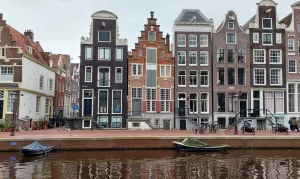 a guide to explore the canal houses of amsterdam by foot
