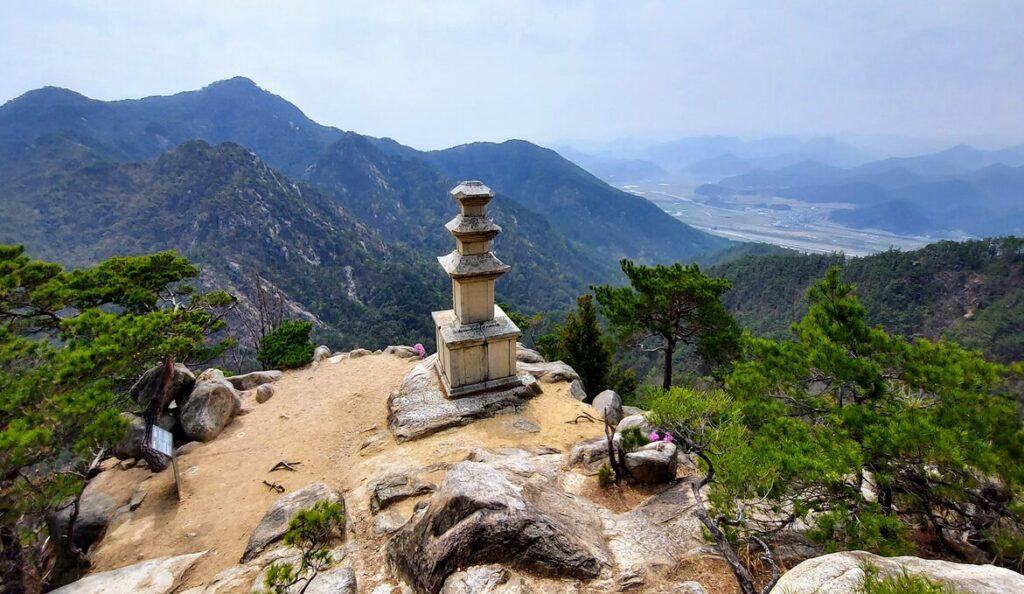 La pagoda de piedra de tres pisos del valle de Yongjangsagok