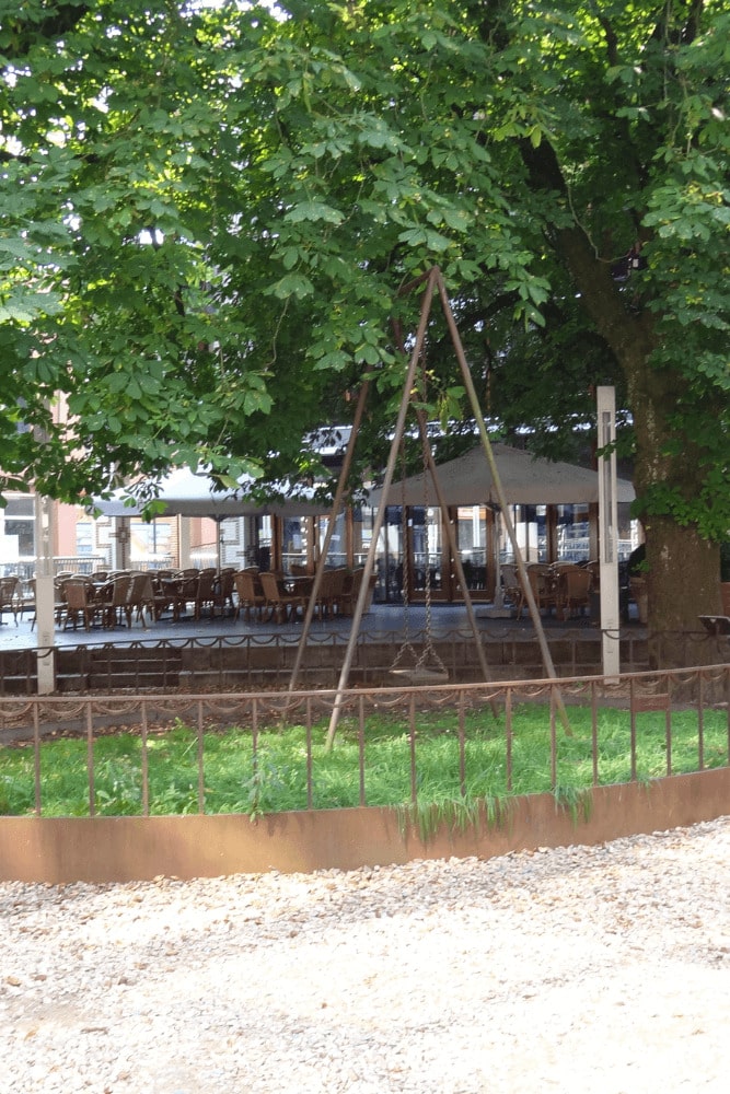 De Schommel sculpture in Nijmegen old town. free walking tour in nijmegen