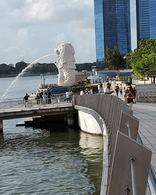Jubilee Bridge pedestrian walkway with Merlion statue and Marina Bay Singapore