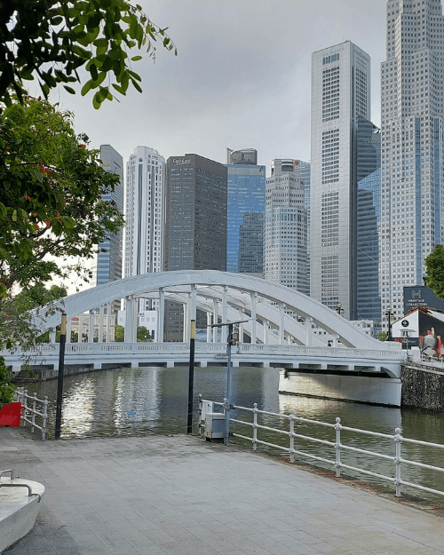 Elgin Bridge with Singapore financial district skyline along the Singapore River